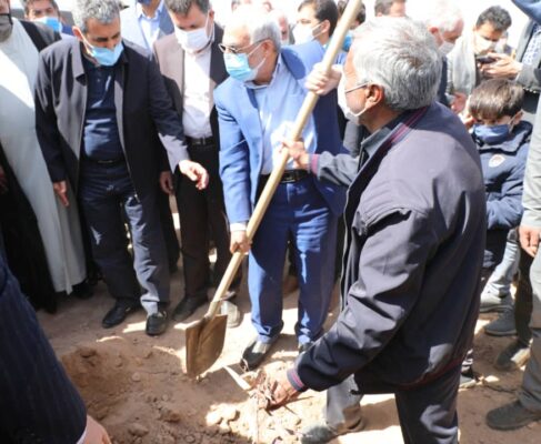 غرس نهال و توجه به  فرهنگ سرمایه گذاری در طبیعت