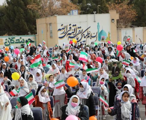 چهل‌و چهارمین فجر انقلاب؛ زنگ انقلاب در مدارس استان کرمان نواخته شد